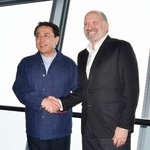 東京スカイツリーの展望台で握手する赤沢経産相(左)とラトニック米商務長官=26日午前、東京都墨田区