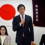 自民党の大阪府連幹部と面会し、あいさつする小林政調会長=26日午前、大阪市中央区
