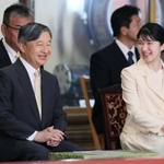 皇居で開かれた秋季雅楽演奏会に臨まれる天皇陛下と長女愛子さま=26日午前(代表撮影)