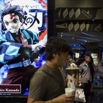 香港の映画館に飾られた「鬼滅の刃」の広告=20日(共同)