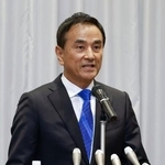 記者会見で来年2月の山口県知事選に立候補する意向を表明した村岡嗣政知事=26日午後、山口市
