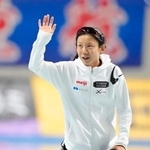 女子1500メートルで10連覇を果たし、歓声に応える高木美帆=長野市エムウェーブ
