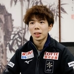 優勝から一夜明け、取材に応じる佐藤駿=26日、重慶(共同)