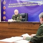 ロシア大統領府が26日に公開したゲラシモフ参謀総長(手前)とプーチン大統領が参加した会合(ロシア大統領府提供・タス=共同)