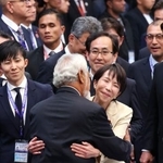 日ASEAN首脳会議に出席し、東ティモールのグスマン首相(手前左)と言葉を交わし抱き合う高市首相=26日、マレーシア・クアラルンプール(代表撮影・共同)