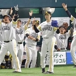 2回、3ランを放ちポーズを決めるソフトバンク・山川(左端)。中央は上沢=みずほペイペイドーム