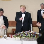 2019年5月、宮中晩さん会で乾杯を終え、笑顔を見せるトランプ米大統領と拍手を送られる天皇、皇后両陛下=宮殿・豊明殿