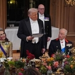 ロンドン郊外ウィンザー城で開かれた晩さん会であいさつするトランプ米大統領(中央)。右はチャールズ英国王=9月(ゲッティ=共同)