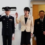 ASEANとの首脳会議などを終え、マレーシアから帰国した高市首相=27日早朝、羽田空港