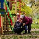 ロシアの無人機攻撃で息子を亡くした男性を慰める隣人=26日、ウクライナ・キーウ(AP=共同)
