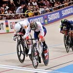 女子ケイリン決勝でゴールする佐藤水菜(中央)=サンティアゴ(共同)