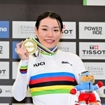 女子ケイリンで2連覇を果たし、金メダルを手にする佐藤水菜=サンティアゴ(共同)