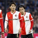 PSVアイントホーフェン戦に出場したフェイエノールトの渡辺(左)と上田=ロッテルダム(共同)