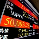 史上初めて5万円を超えた日経平均株価を示すモニター=27日午前、東京・東新橋
