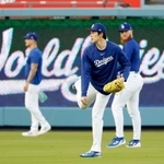 キャッチボールするドジャース・佐々木=ロサンゼルス(共同)