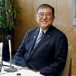 鳥取県庁で記者会見する石破前首相=27日午前