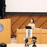日本学術会議総会であいさつする小野田内閣府特命相(左)=27日午前、東京都内