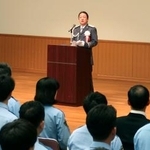 大阪・関西万博の会場警察隊解散式であいさつする大阪府警の岩下剛本部長=27日午前、府警本部