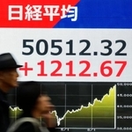 5万円を初めて突破した日経平均株価の終値を示すボード=27日午後、東京都中央区