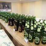 「大同江ビール」の工場に並ぶ製品=2019年9月、平壌(共同)