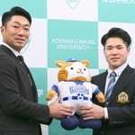 DeNAの相川亮二新監督(左)からドラフト1位指名のあいさつを受けた青学大の小田康一郎内野手=27日、相模原市