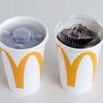 日本マクドナルドが導入するストローを使わずに飲める新型のふた(右)。左は旧来型のふた