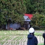 敷地内でクマに襲われたとみられる男性遺体が見つかった住宅=27日午後、岩手県一関市厳美町