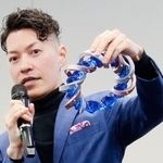 核融合炉の内部の模型を示し、建設構想を説明するヘリカル・フュージョンの田口昂哉CEO=27日、東京都千代田区