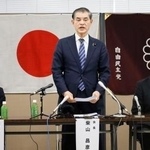 記者会見する自民党埼玉県連の柴山昌彦会長(中央)=27日午後、さいたま市