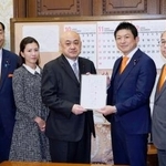 刑法改正案を参院に提出する参政党の神谷代表(中央右)ら=27日午後、国会