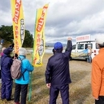 使用済み核燃料の搬入に反対する住民ら=27日午前、青森県むつ市