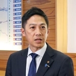 取材に応じる秋田県の鈴木健太知事=27日午後、県庁