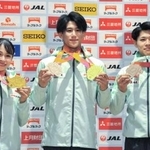 体操の世界選手権で獲得したメダルを手にする(左から)女子の杉原愛子、男子の橋本大輝と角皆友晴=27日、東京都新宿区