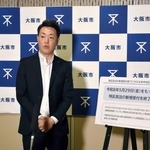 大阪市役所で記者団の取材に応じる横山英幸市長=27日午後