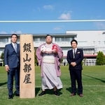 錣山部屋が宿舎を構えることになった日本ラグビー協会の強化拠点「ジャパンベース」で記念撮影する(左から)錣山親方と阿炎ら=27日、福岡市