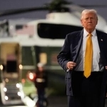 羽田空港に到着したトランプ米大統領=27日(AP=共同)