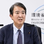 インタビューに答える石原環境相