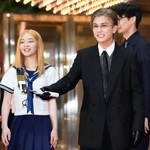 第38回東京国際映画祭のレッドカーペットに登場した岩田剛典さん(右)ら=27日午後、東京都千代田区
