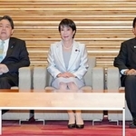 閣議に臨む高市首相(中央)ら=28日午前、首相官邸
