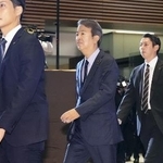 首相官邸に入る石原宏高氏(中央)=21日
