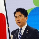 記者会見する小泉防衛相=28日午前、防衛省