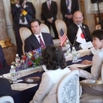 会談する高市首相(手前右)とトランプ米大統領(奥左端)=28日、東京・元赤坂の迎賓館(ゲッティ=共同)