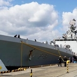 海上自衛隊佐世保基地に寄港したインド海軍のフリゲート艦サヒヤードリ=28日午前、長崎県佐世保市