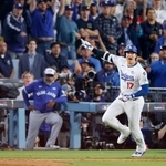 米大リーグ・ブルージェイズとのワールドシリーズ第3戦の7回、この試合2本塁打目となる同点ソロを放ちポーズをとるドジャース・大谷翔平=27日、ロサンゼルス(共同)