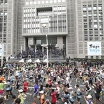 東京マラソンで都庁前を一斉にスタートするランナー=3月、東京都新宿区