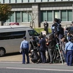 初公判のため、奈良地裁に入る山上徹也被告を乗せたとみられる車両=28日