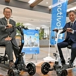 山田製作所が開発した、次世代モビリティー「ラクティボ」を販売すると発表した上毛新聞社の関口雅弘社長(左)=28日午前、前橋市