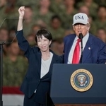 28日、米原子力空母ジョージ・ワシントンを視察、演説するトランプ米大統領と高市早苗首相(AP=共同)
