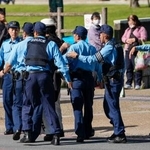 奈良地裁の建物に近づいた男性を制止する警察官=28日午後1時1分