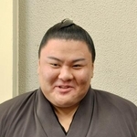 本名の草野から改名し、取材に応じる義ノ富士=28日、福岡市